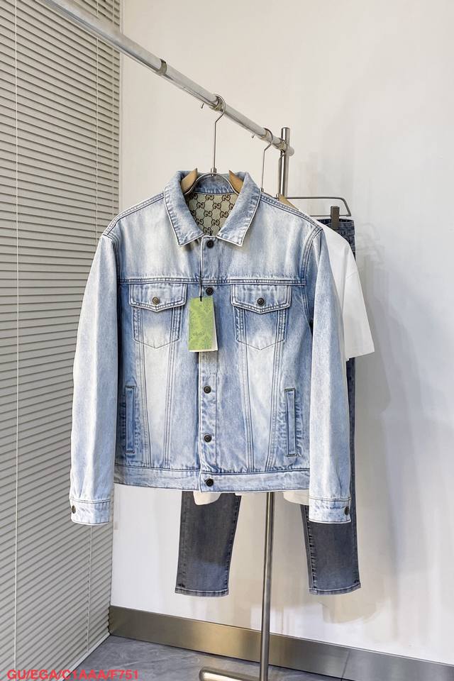 F751 Gugu High-end fashion. This reversible denim jacket is expertly crafted fro