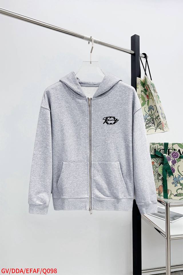 Q098 Gv Givenchy's official website is releasing a functional, unisex sportswear