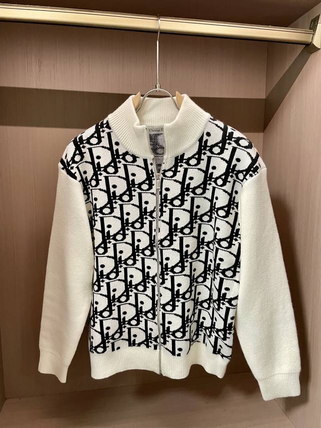Dior's popular 2025 Fall/Winter Haute Couture urban-inspired thickened cardigan