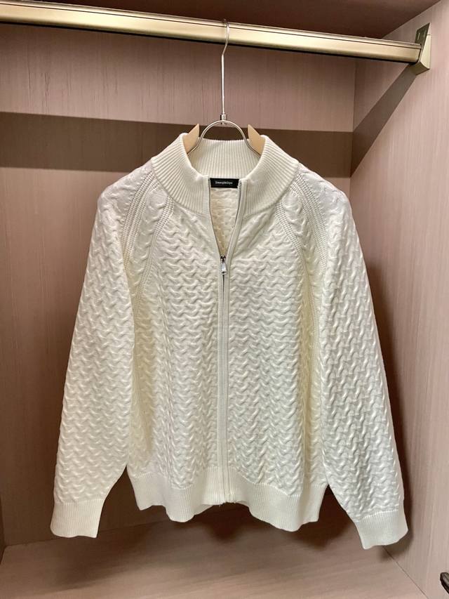 Zegna's popular 2025 Fall/Winter couture cardigan sweater is a stylish, urban-i