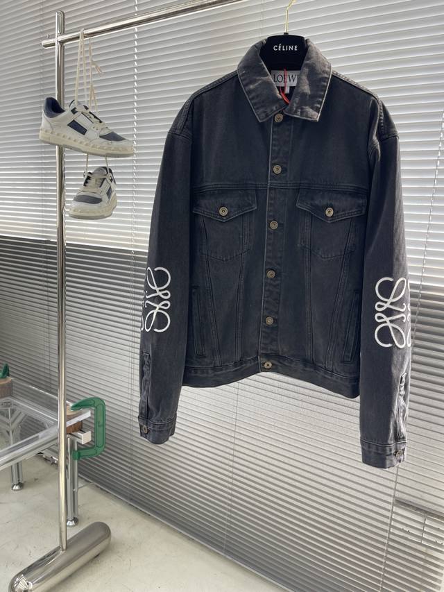 Loew Anagram denim jacketuses black base and black surface, high-density thicken