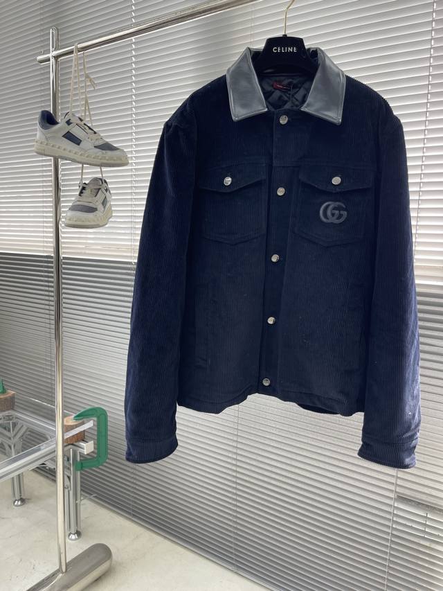 Gucc 25Ss new jacket with multiple pockets and classic letter logo on the chest.