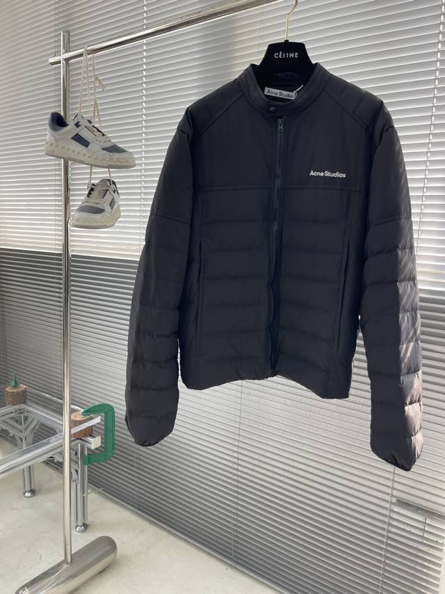 The Acne 25Ss 25Fw new three-dimensional structured down jacket eschews standard
