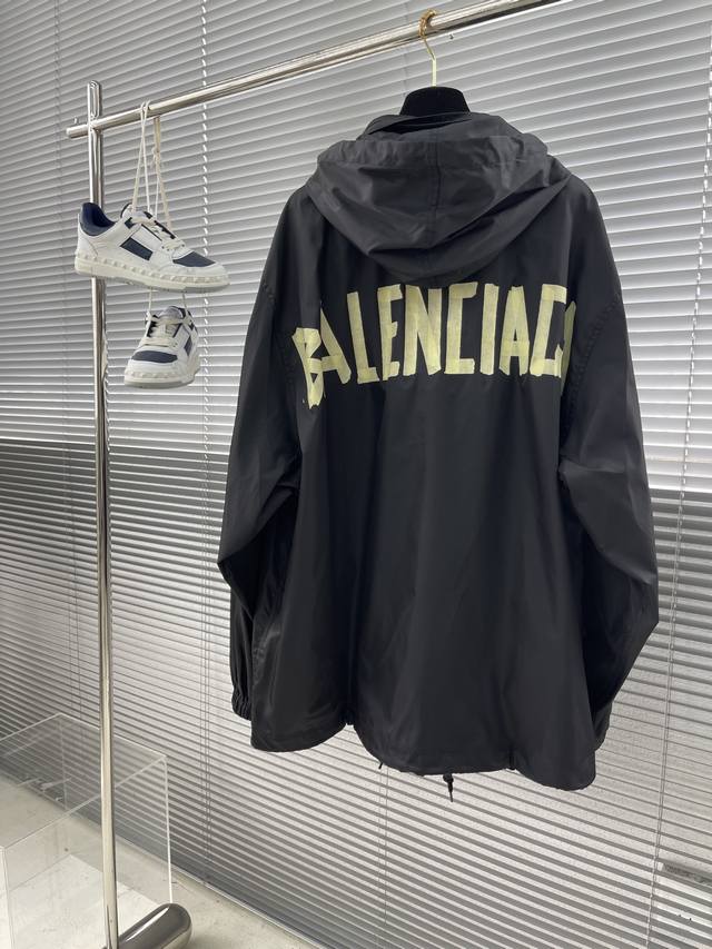 Balenciag Tape JacketThe bottom is made of memory functional material with scrap