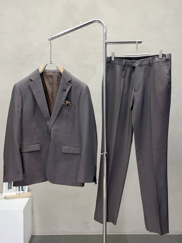 . This is a new Zegna suit, a simple, casual blazer made to order from a foreign