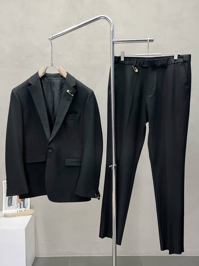 . This is a new Versace suit, a simple, casual blazer made to order from a forei