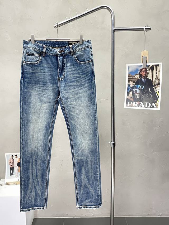 Exclusively from Dolce & Gabbana, these new, high-end casual jeans are availabl