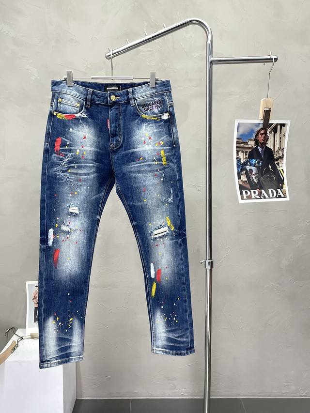 Exclusively for Dsquared2, these new, high-end casual jeans are available! Cust