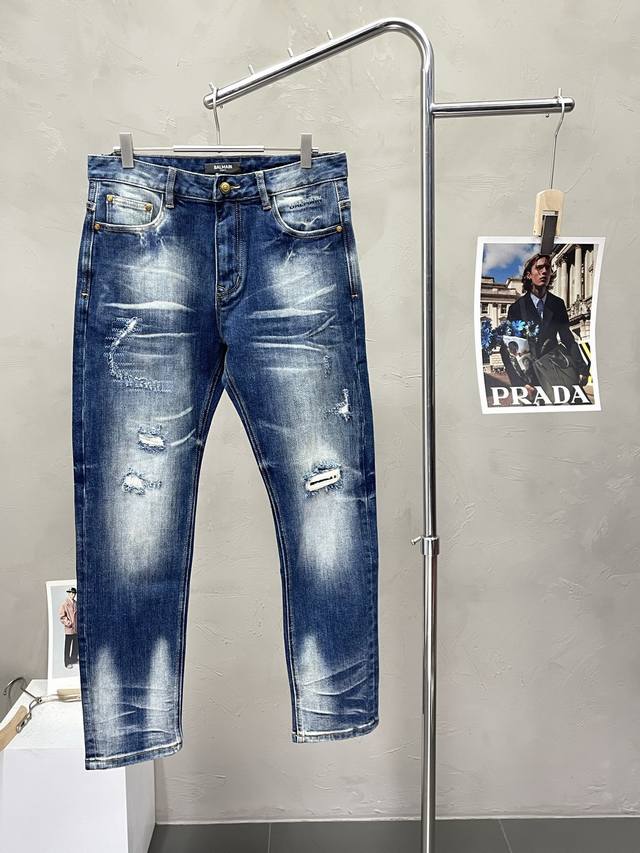 Balmain's exclusive new, high-end casual jeans! Custom-made fabrics are breatha
