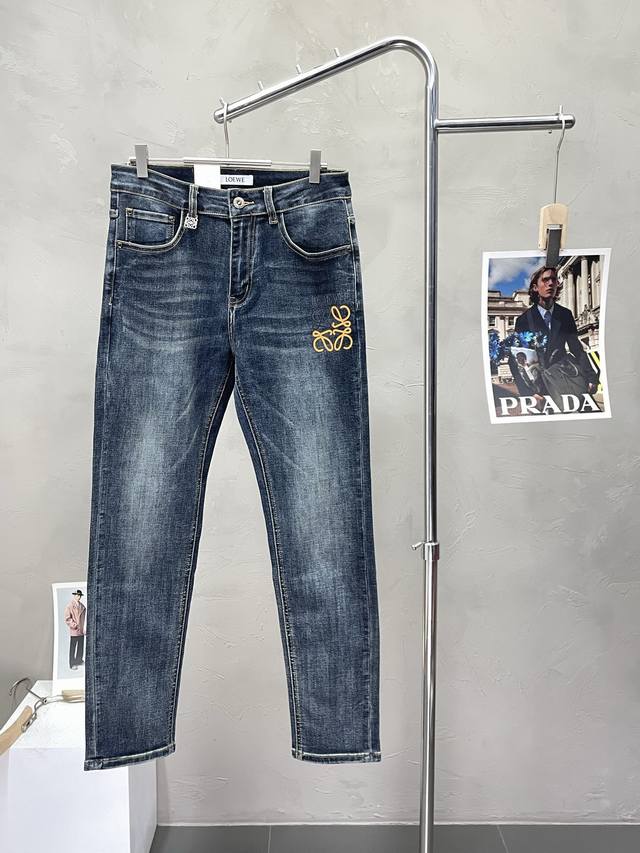 Exclusively from Loewe, these new, high-end casual jeans are available! Custom-