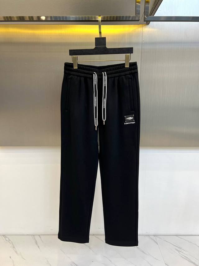 Balenciaga, 2025 Autumn and Winter new men's cuffed sports trousers. This pair o