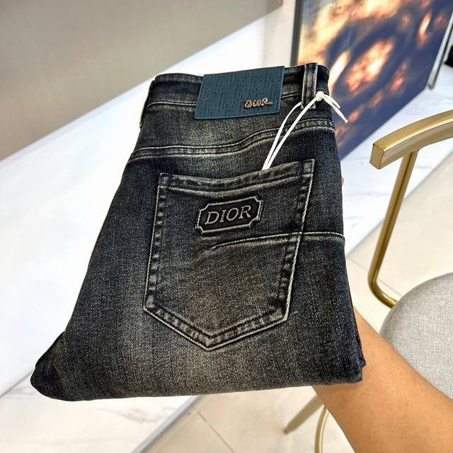 Dio Dior, the new men's jeans for autumn and winter 2025, interpret the modern l