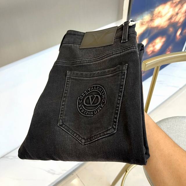 Vt Valentino, 2025 Autumn and Winter new black jeans, with classic straight cuts
