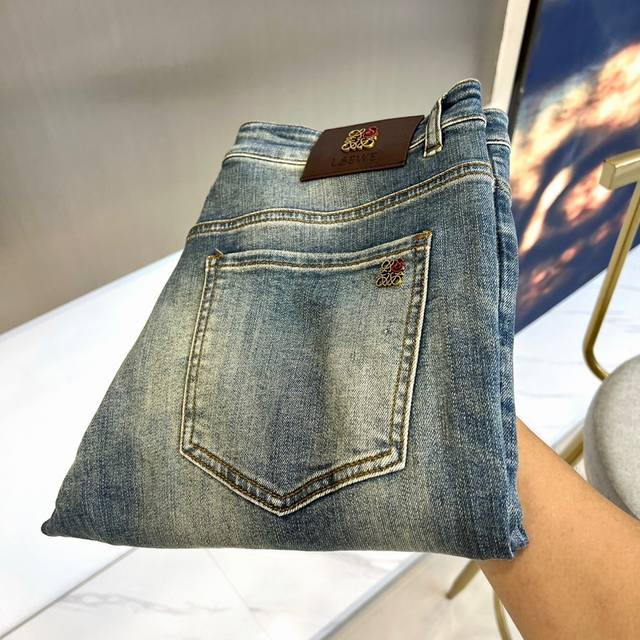 Lowe's new jeans for autumn and winter 2025 present a retro and distressed textu