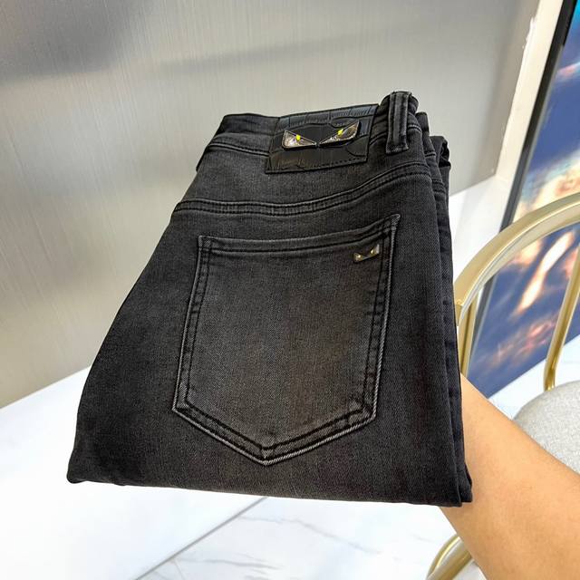 Fendi's new Autumn/Winter 2025 men's five-pocket jeans are now available. The f