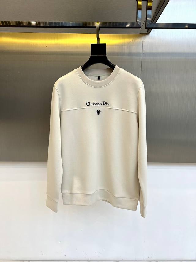 Dio's new Autumn/Winter 2025 sweatshirt features a classic round neckline and a