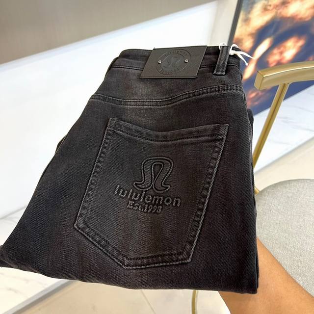 Lululemon Lulu, the new black jeans for autumn and winter 2025, use the iconic