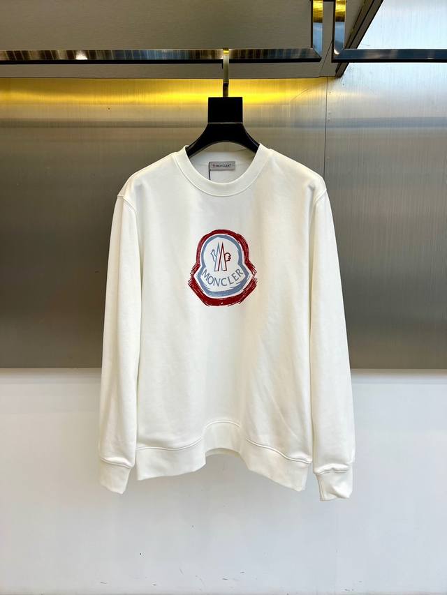 Mon, the new white round-neck sweatshirt for autumn and winter 2025, interprets