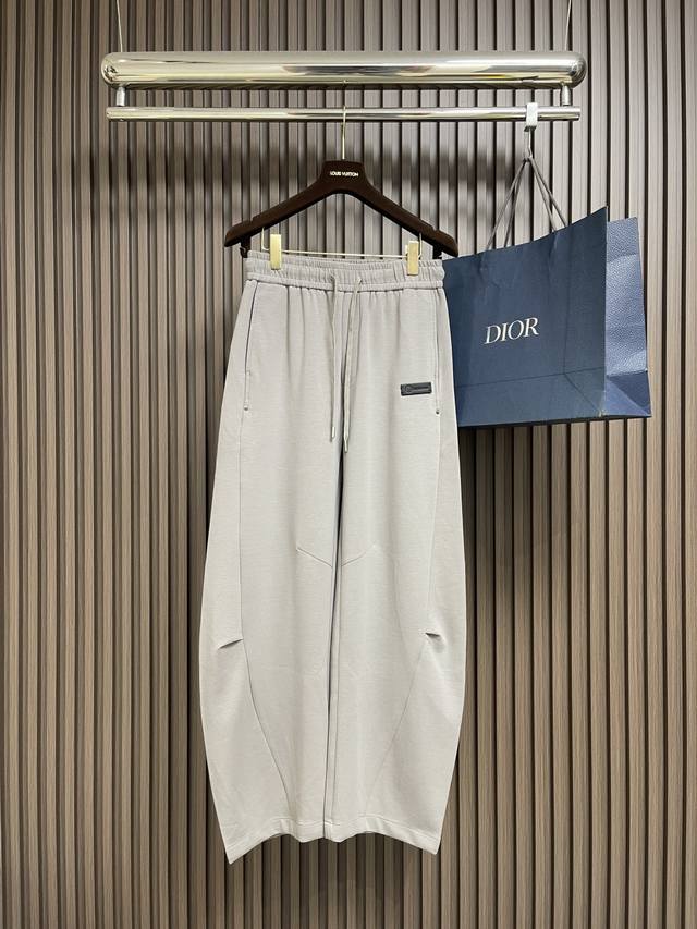 Lululemon's new 2025 Fall trousers are a runway style. Made from this year's lat