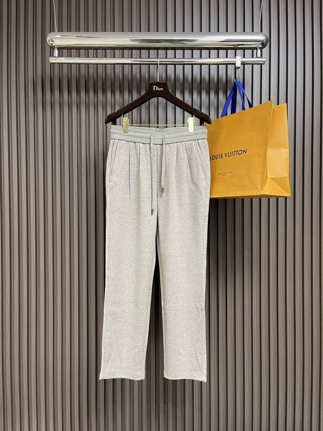 Lp Washed casual pants with hardware logo. Visibly sharp cut, straight-leg slim