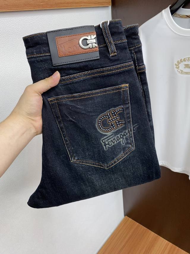 Salvatore Ferragamo's new 2025 autumn slim-fit men's jeans are a pure-blooded p