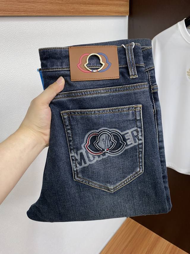 Moncler's 2025 autumn new slim-fit men's jeans are pure-blooded products that mu