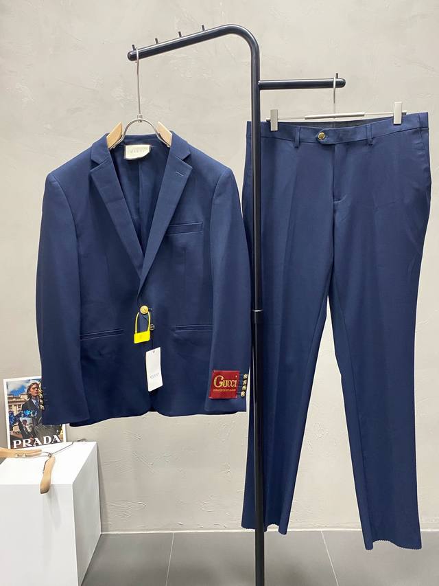 set. Gucci's new spring/autumn suit. This simple, casual blazer is made to orde