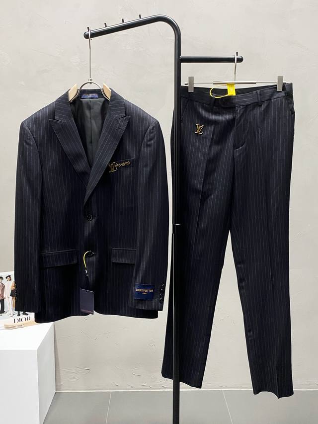 suit. Single-breasted jacket and trousers. Louis Vuitton LV new spring/autumn s