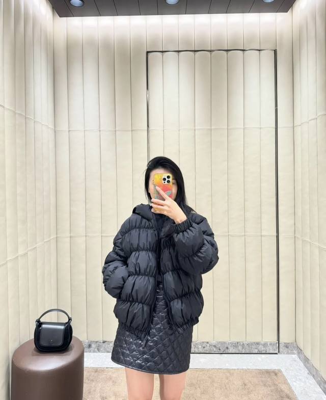 Upper body effect | Mon Medonte women's short down jacket. Eye-catching pleated