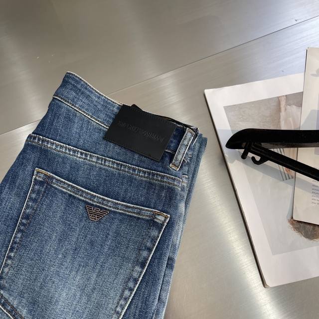 Ea Amani 25Fw new jeans small straight version of the fabric is soft and comfort