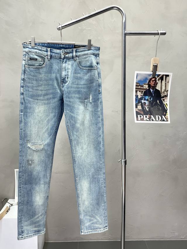 Exclusively from Dolce & Gabbana, these high-end new jeans are available! Custo