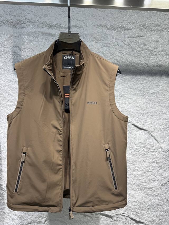 Zegna 2025 new stand-up collar vest This Zegna jacket has an overall casual styl