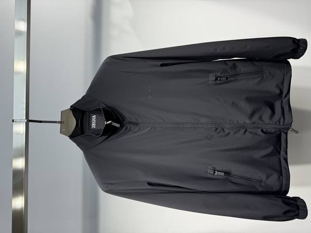 Zegna 2025 New Stand-Up Collar Jacket This Zegna jacket features a casual silhou