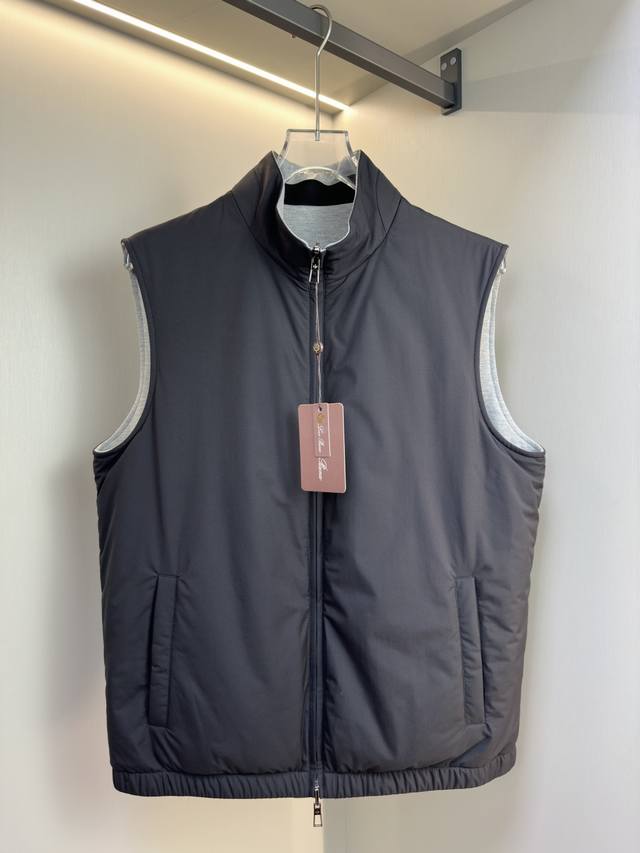 piana's 2025 new reversible vest. This sleeveless Loro Piana vest features no ex