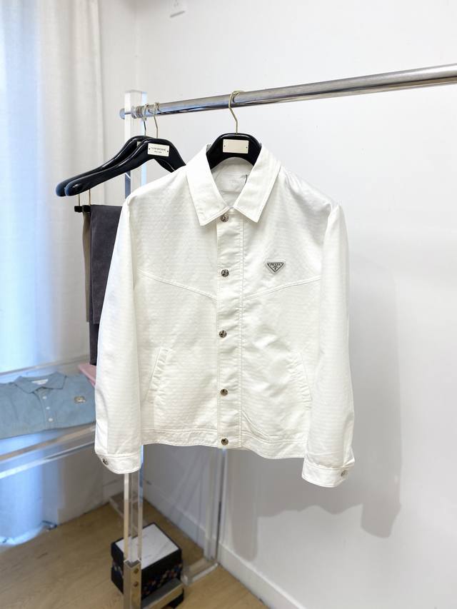 Prada, 2025 new jacket, stylish and handsome, with a metal triangle logo on the