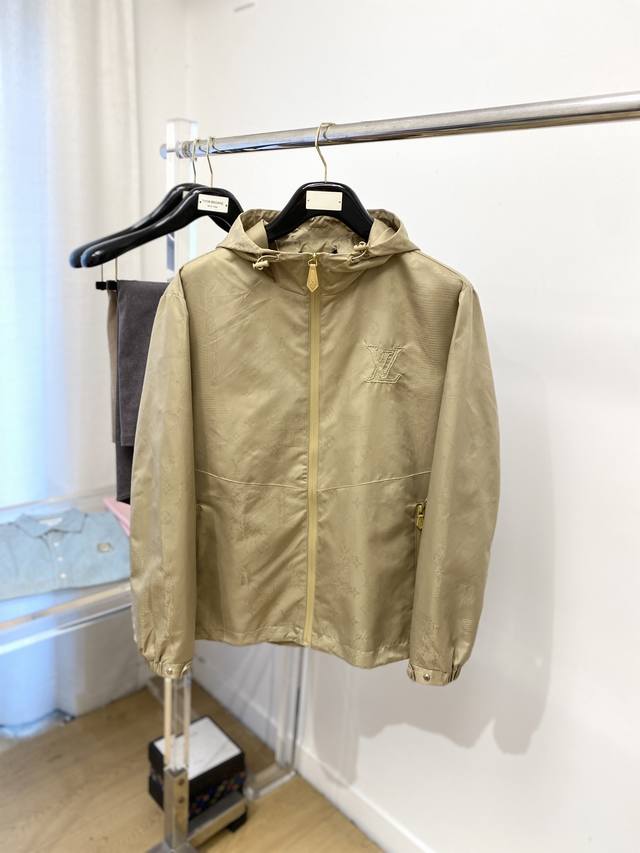 Louis Vuitton, 2025 new jacket, stylish and handsome, with exquisite embroidere