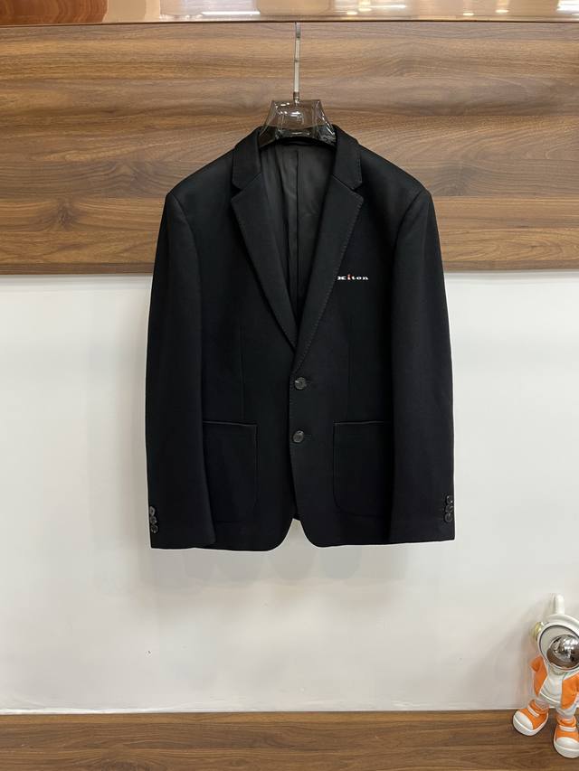 Featured: Kiton's 2015 Spring/Summer new release, the Kiton blazer. This autumn