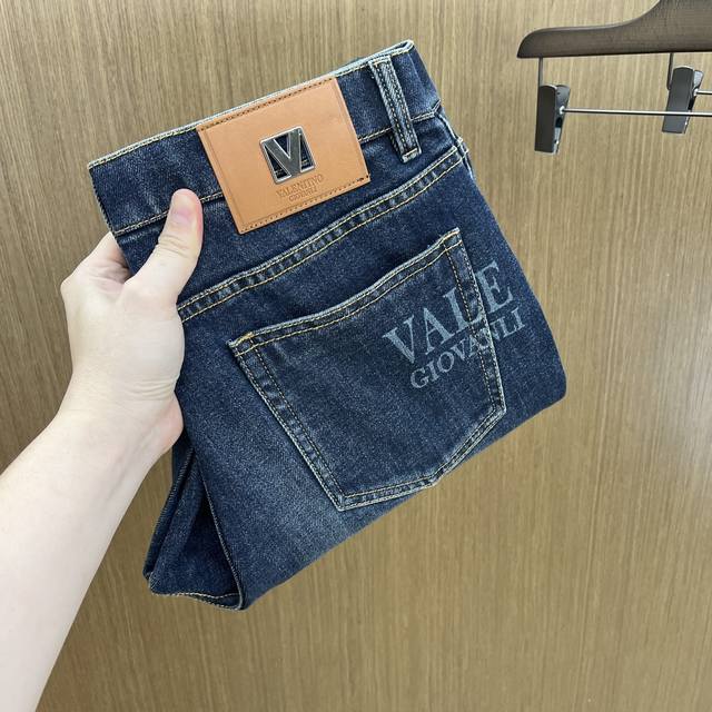 Fall/Winter Vltn 2540 new casual jeans are now available on the official websit