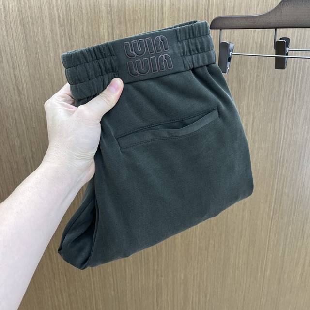 # Miu's new fall/winter 2540 casual pants are now available on the official webs