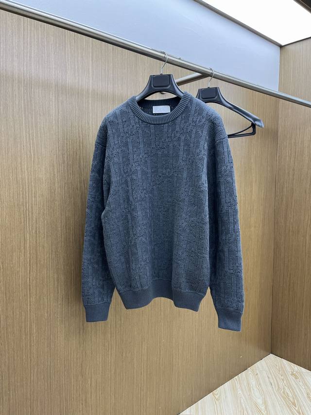 This sweater from Dior is so hot! The gray tone is full of luxury, and the body