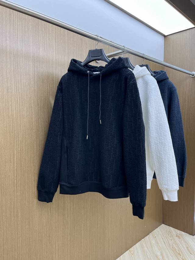 Dior's classic sweatshirt unlocks a sophisticated vibe in your wardrobe. When st
