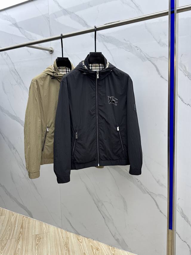 Burbeery* Burberry's new 2025 Early Fall hooded jacket features a plaid lining a