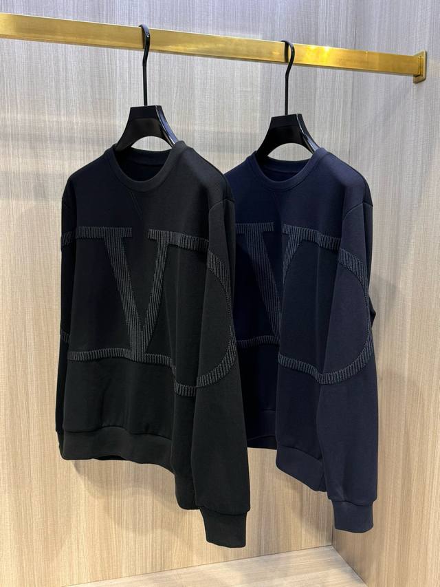 Model L737, unisex, Valentino's latest Fall/Winter 2025 crewneck sweatshirt wit