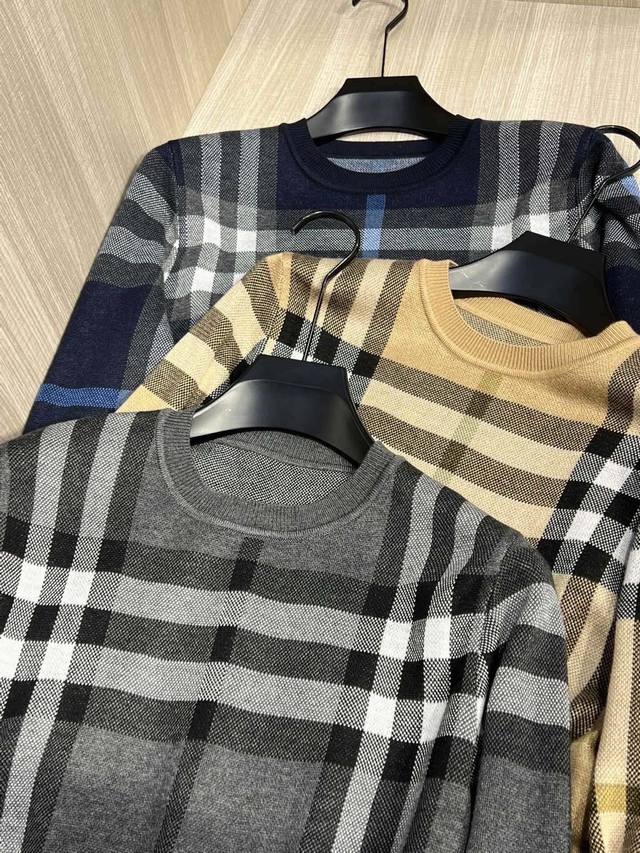 B's latest autumn/winter classic large plaid men's crewneck sweater is a highly