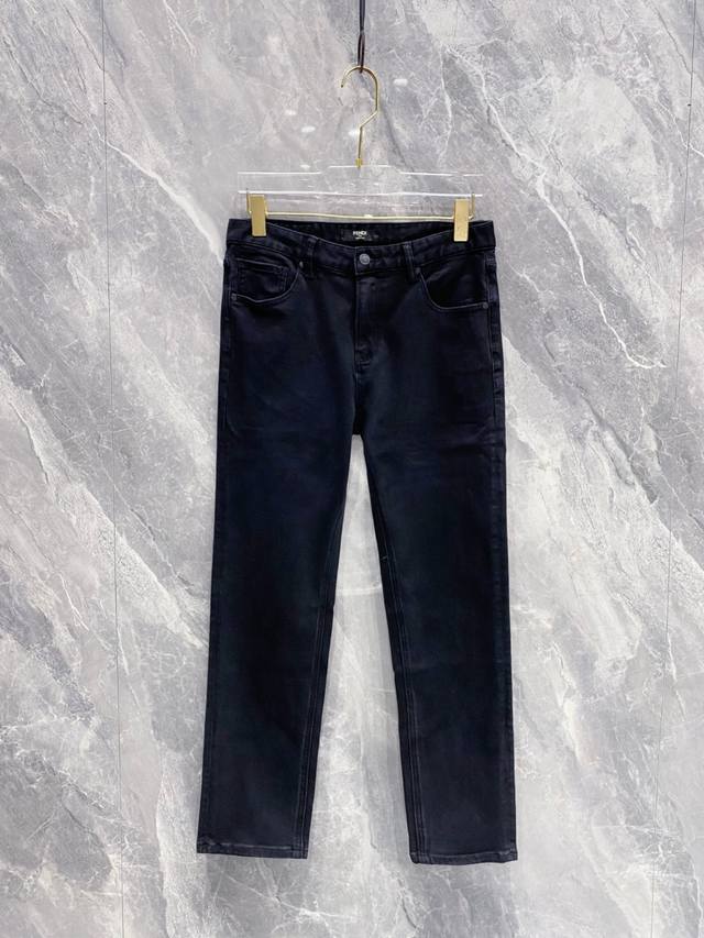 Fendi's latest 2025 Fall/Winter jeans are now available at the counter. Importe