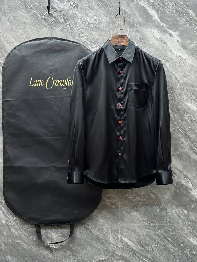 Kiton's 25th year's new style. Fall in love with the little red button. Unlock a