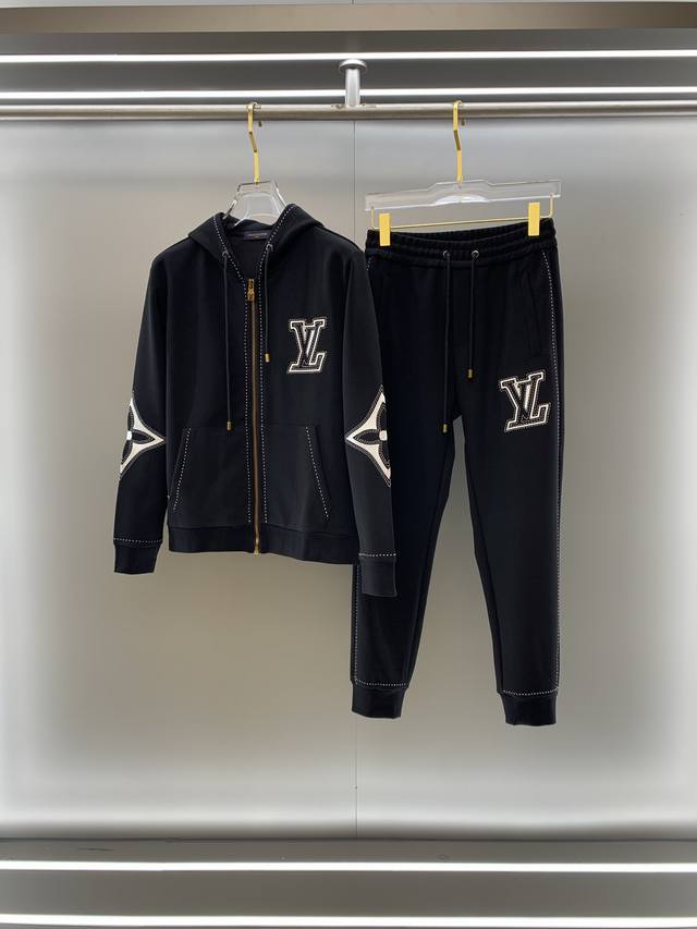 Lujia2025 This black zip-up cotton hooded sweater is crafted from a delicate int