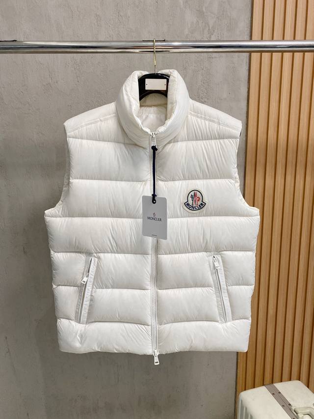 Premium Edition p 530 Moncler's latest 2025 Mon*Ler Gien series vest, a classic