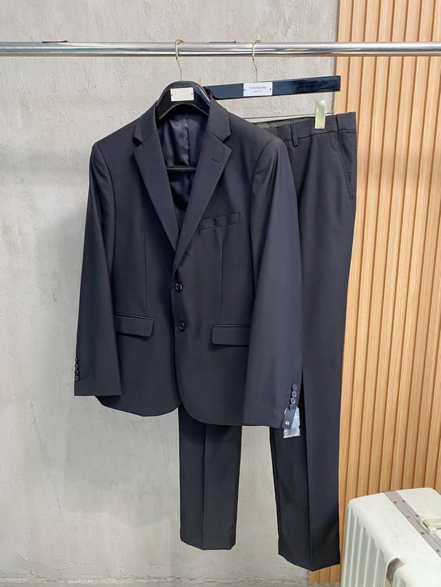 New Arrival: Ermenegildo Zegna Men's Wool Suit. Produced by a high-end foreign