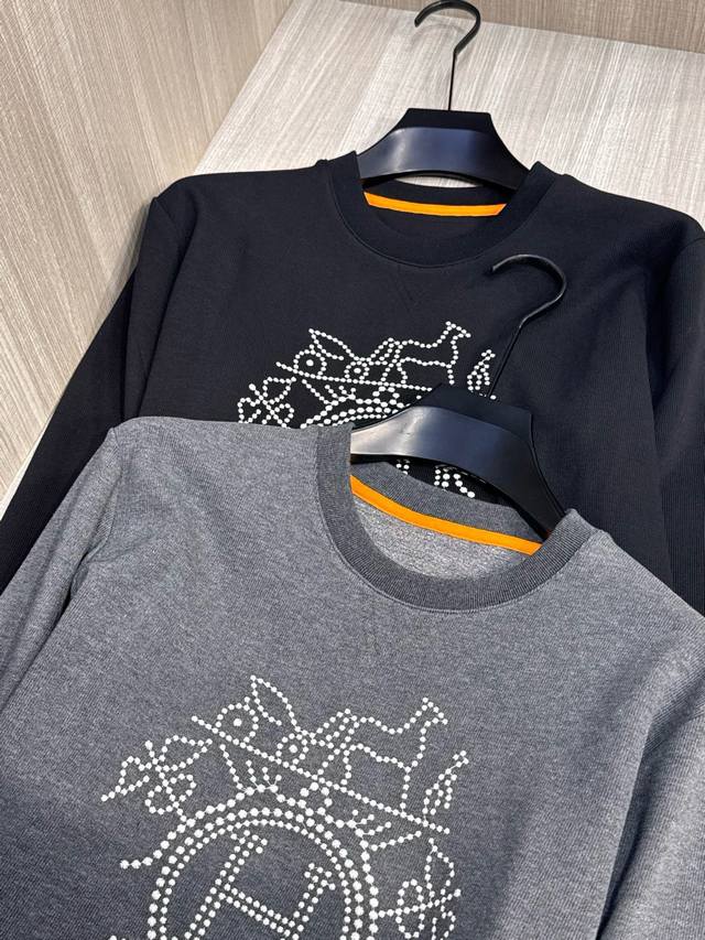 Aima's latest Autumn/Winter 2025 men's crewneck sweatshirt with horse-drawn "H"